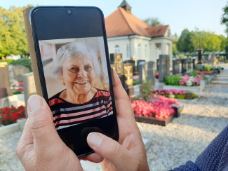Smartphone auf dem Friedhof
