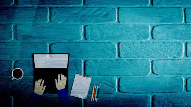 Ein PC vor einer Wand aus Ziegelsteinen